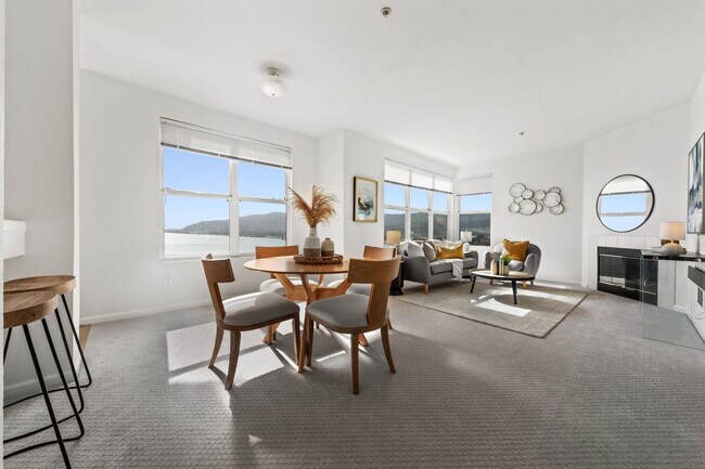 Building Photo - Epic REA - Top floor, Sweeping Views, 3 BR...