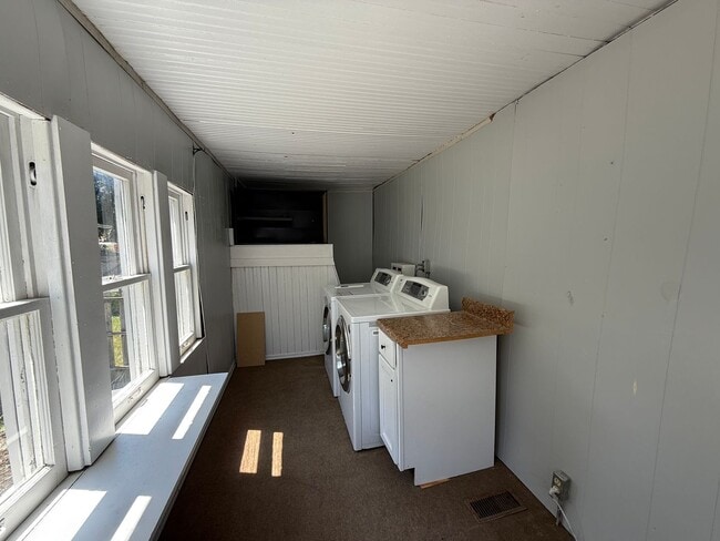 Building Photo - Charming 3 Bedroom, 1 Bath Home in the Swa...