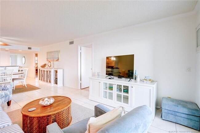 Building Photo - 10 NE Plantation Rd