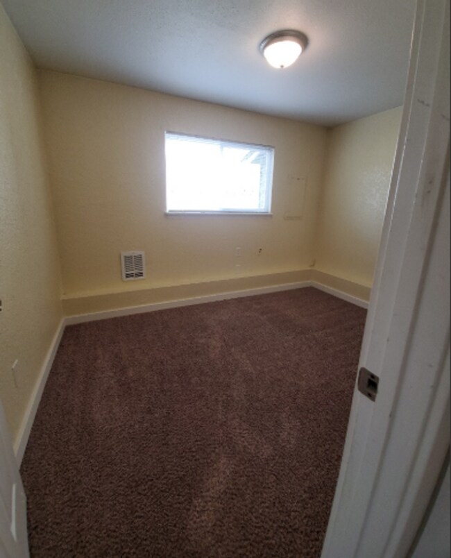 Building Photo - 6 bedroom, 2 bath home in Roosevelt Neighborhood!