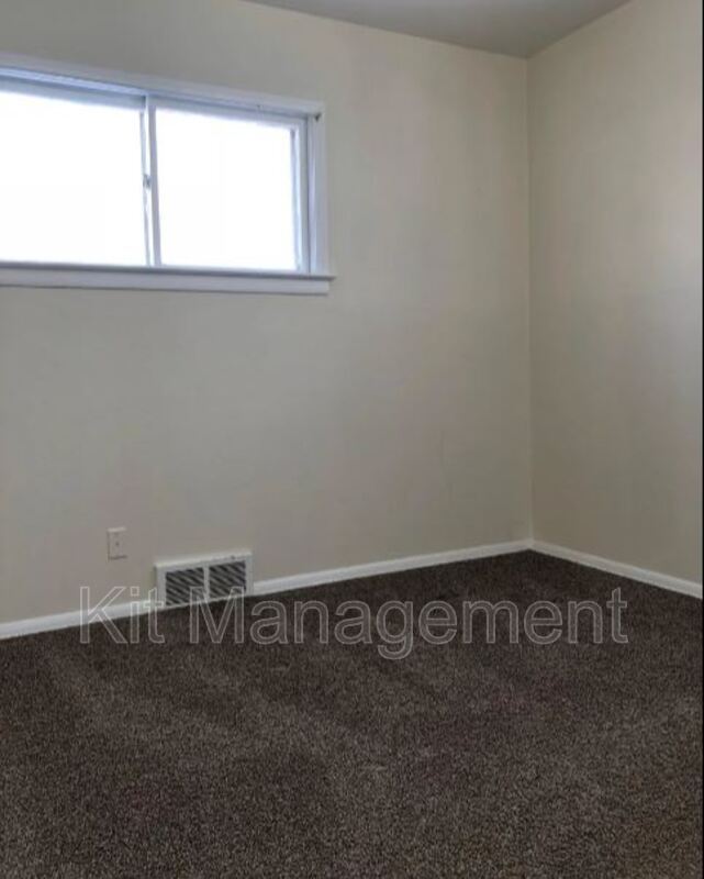 Building Photo - 536 W Poinsetta Ave