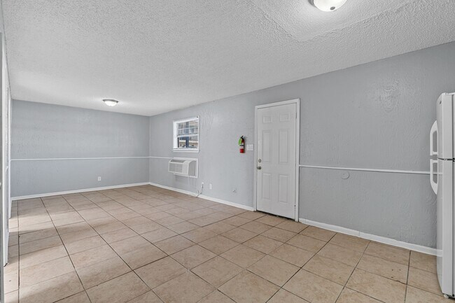 Building Photo - 1820 E Texas St