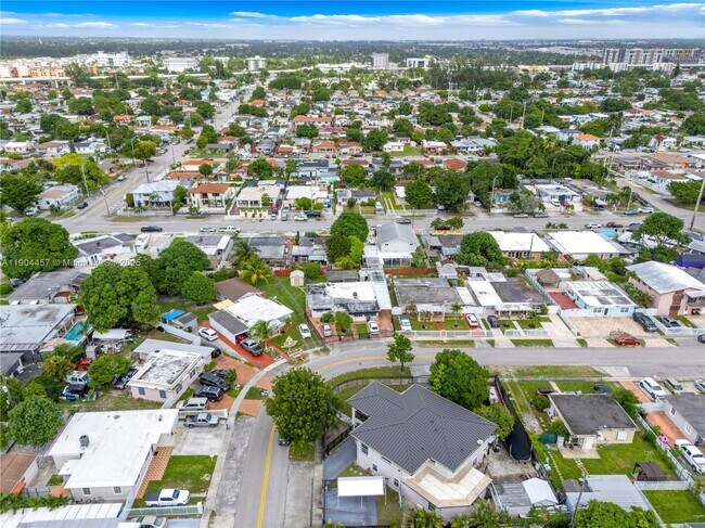 Building Photo - 1541 E 6th Ct