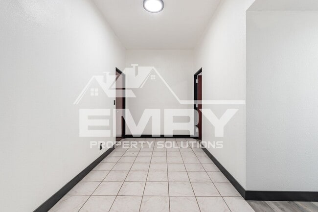 Building Photo - 942 S Gerhart Ave