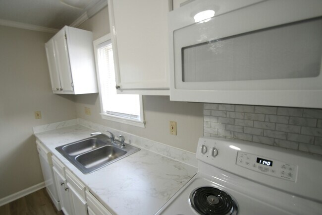 Building Photo - 92 Akron Ave