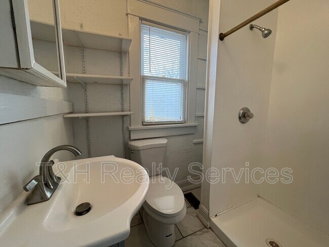 Building Photo - 417 N Rural St