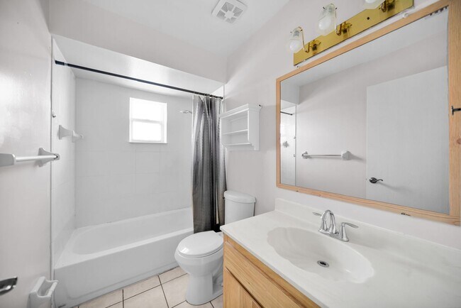Building Photo - 517 SE 23rd Pl