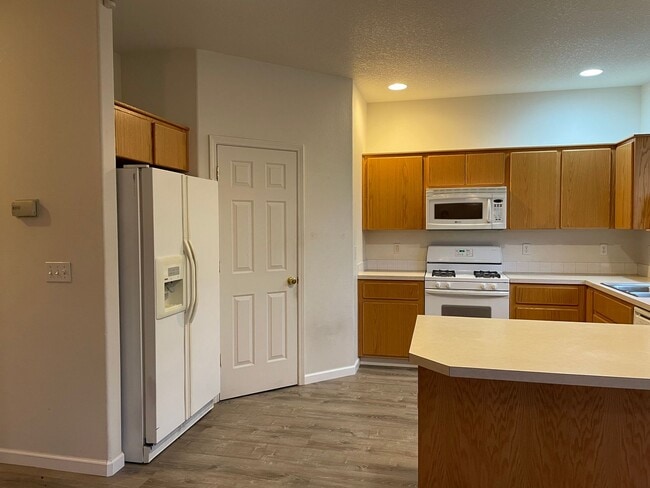 Building Photo - FANTASTIC 4 Bed 2.5 Bath Home in Salmon Cr...