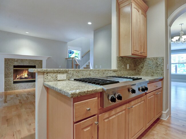 Building Photo - Pristine Spacious 3 Bedroom Lake Oswego Townhome | Skylights, High Ceilings, and Mt. Park Trails ...