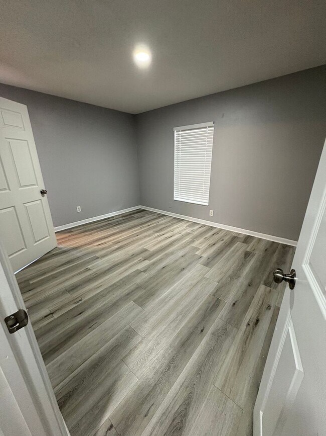 Building Photo - Beautiful 3/2 Available now!