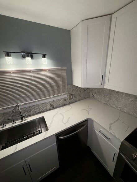 Kitchen - 15 Beverly Hl