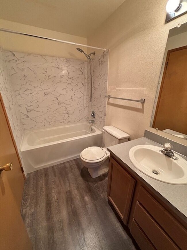 Building Photo - Prime Orting Townhome