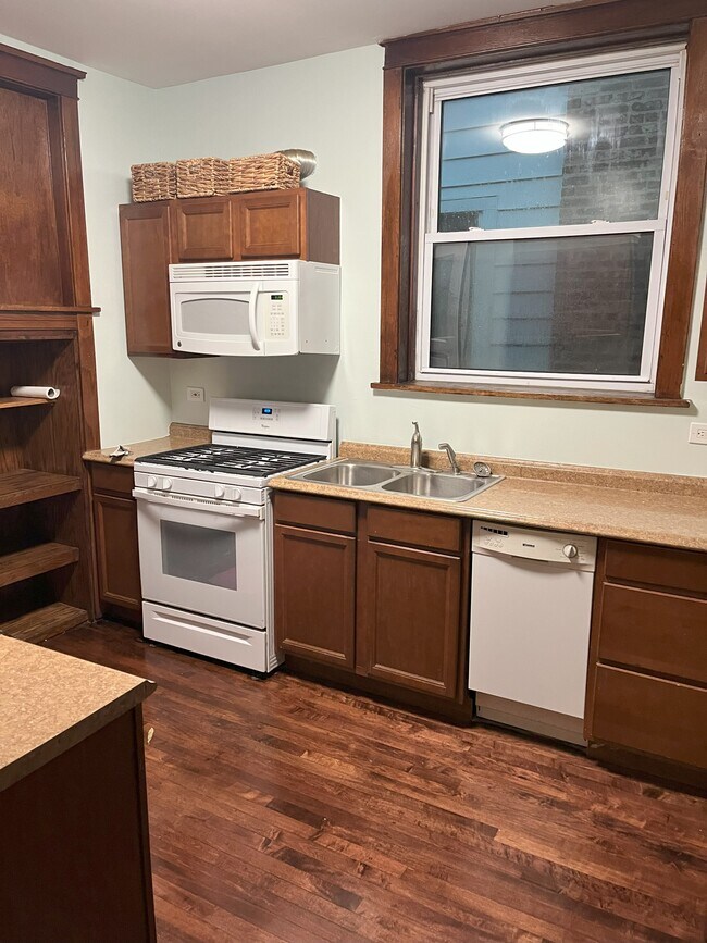 Kitchen - 3135 W Eastwood Ave
