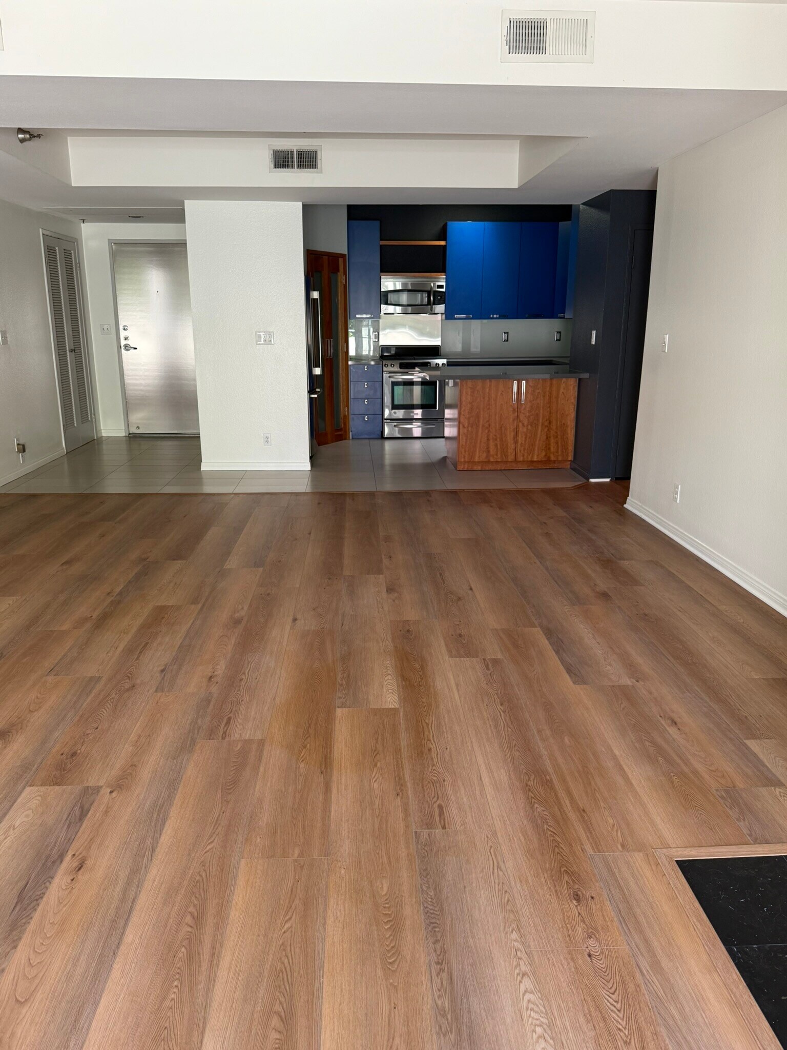 Building Photo - 2222 N Beachwood Dr