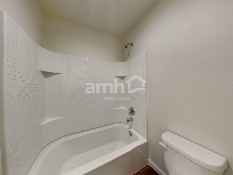 Building Photo - 18946 Lipoma Ave E