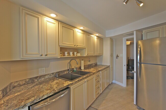 Building Photo - 5420 N Ocean Ave