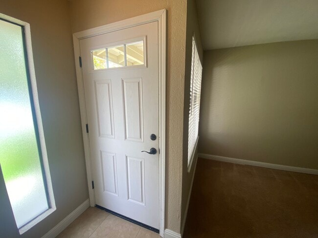 Building Photo - 2 Bedroom 2 Bathroom Updated Duplex with Y...