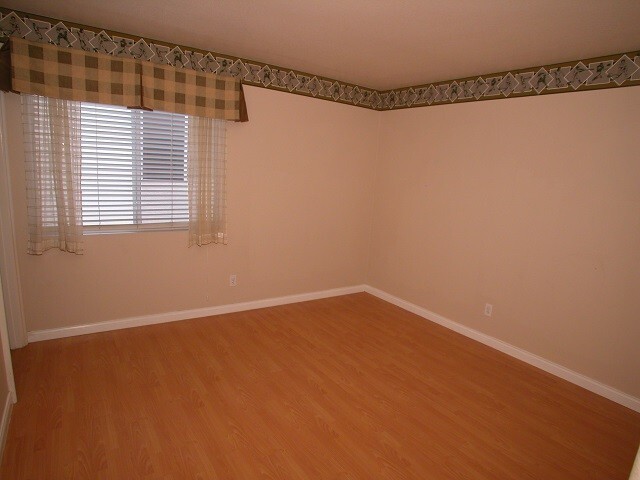 Building Photo - WOW! Great Eastlake Trails Former Model Home