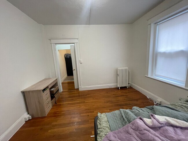 Building Photo - May 1 Awesome Studio with Huge bedroom and Separate Kitchen Close to T NO FEE