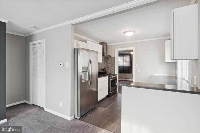 Building Photo - 703 Hoffnagle St