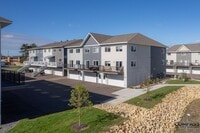 Building Photo - SPACIOUS UPDATED TOWNHOME WITH IN-UNIT LAU...