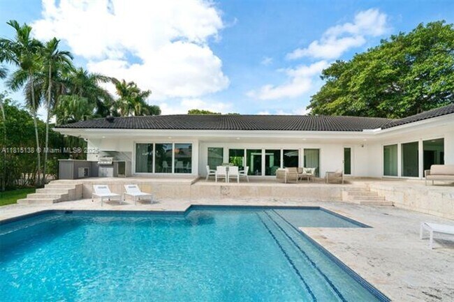 Building Photo - 7155 Los Pinos Blvd