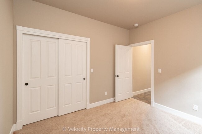 Building Photo - Awbrey Butte Home with Views!