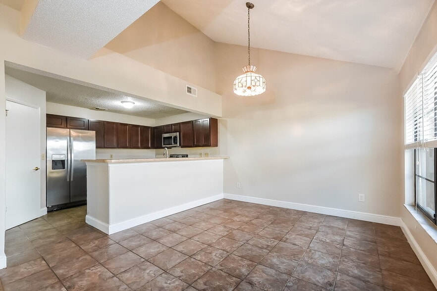 Building Photo - 402 E Springtree Way