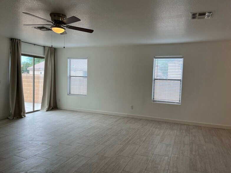 Building Photo - 2403 E Palm Beach Dr