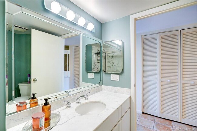 Building Photo - 233 NE Edgewater Dr