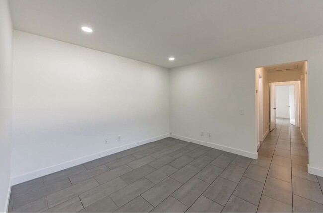Building Photo - 1656 Rue De Valle
