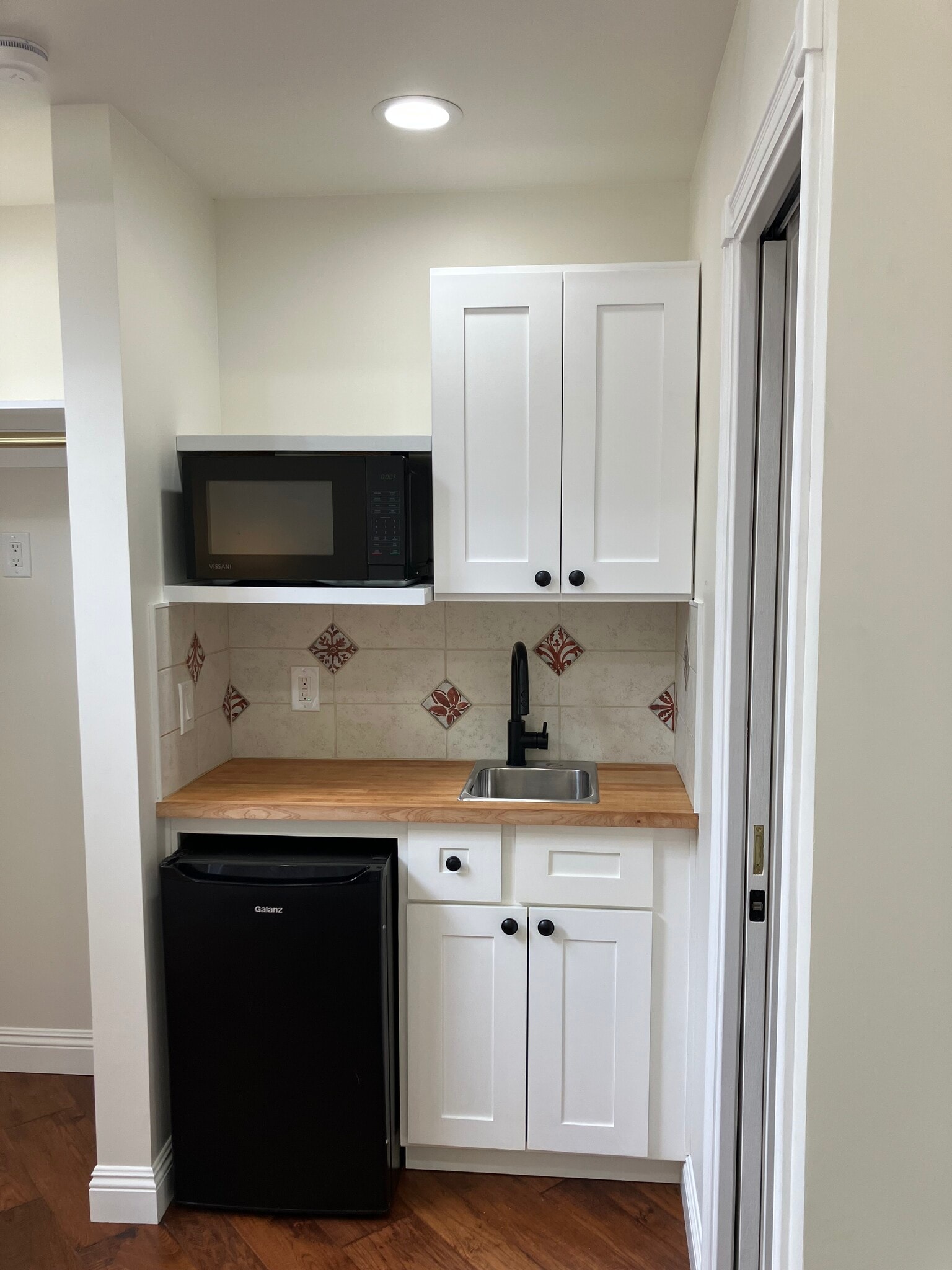 MICROWAVE WOOD COUNTER OUTLETS - 651 Paseo Vista