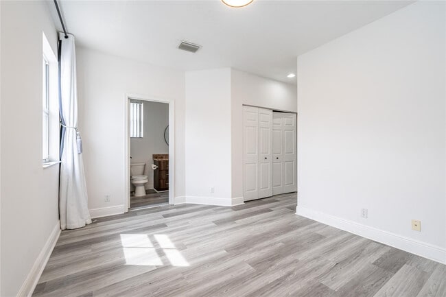 Building Photo - 422 NE 1st Ave