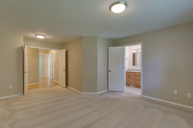 Building Photo - Shoreline Rambler Available NOW! 4 Bed 2 Bath w/spacious backyard!