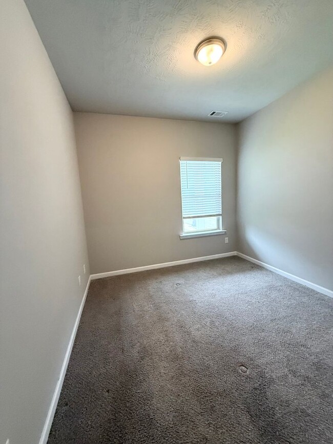 Building Photo - 3 Bedroom Craftsman!