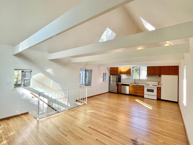 Building Photo - Bernal Heights 2Br House with Skylights, V...