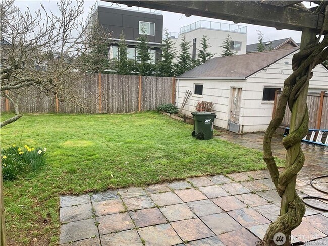 Building Photo - 2bd/1ba Seattle Home