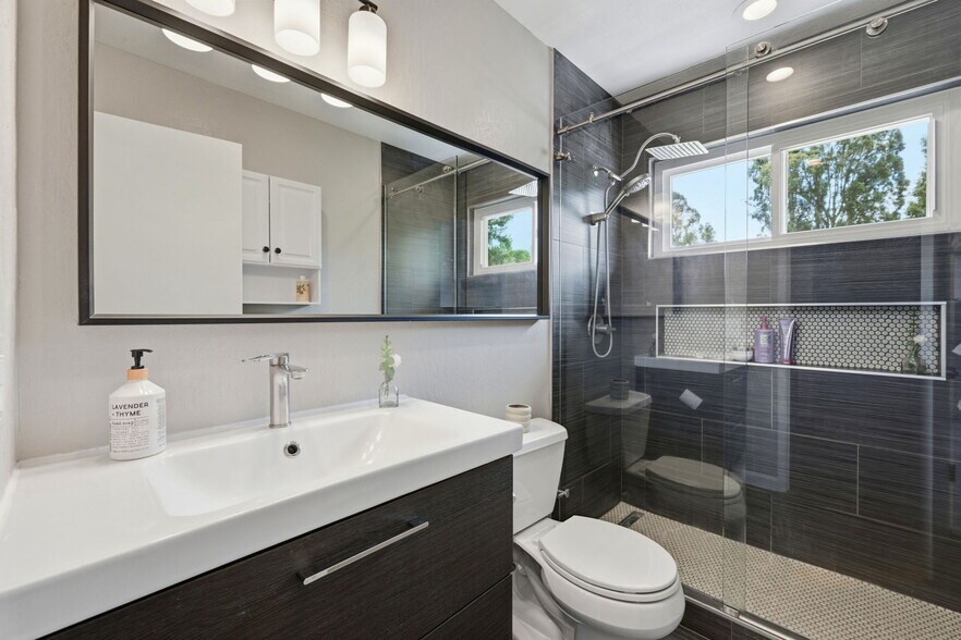 Building Photo - 2561 Fountainhead Dr