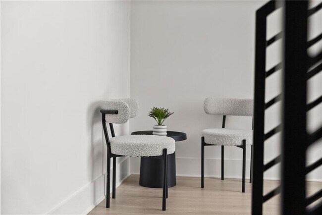 Building Photo - 151 S Pointe Dr