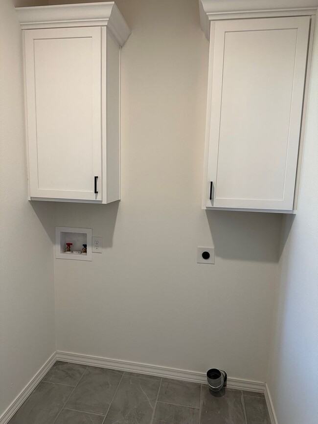 Building Photo - 4 bedroom, 3 car garage, home in Willard S...