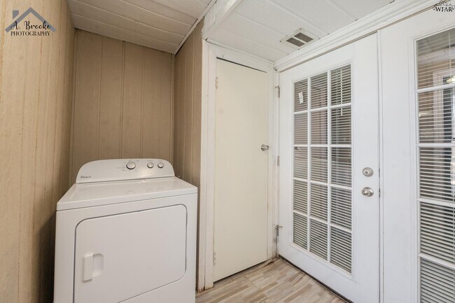 Building Photo - 1603 Karen Ln