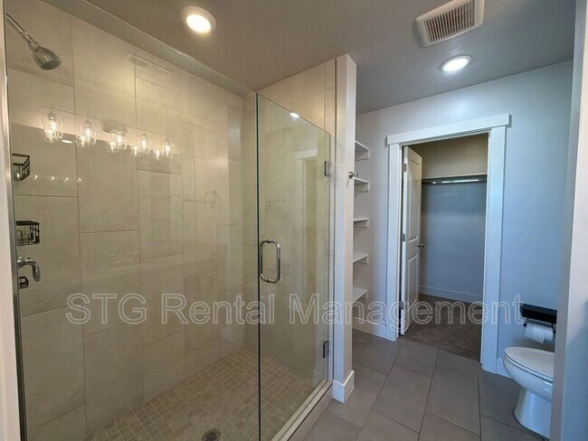 Building Photo - 644 Rosa Ln