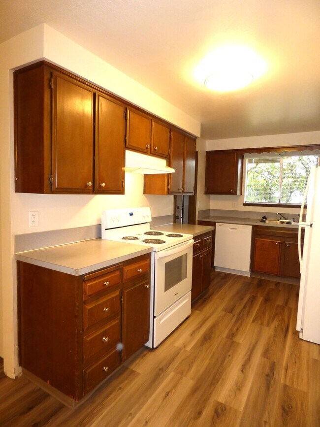 Building Photo - Rent Special: FREE May's Rent!!