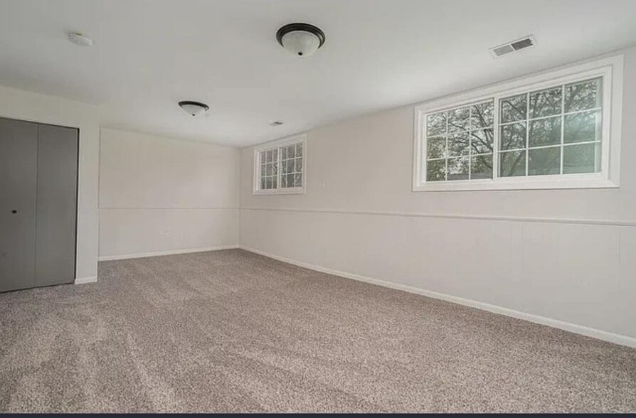 Building Photo - 14743 Long Ave