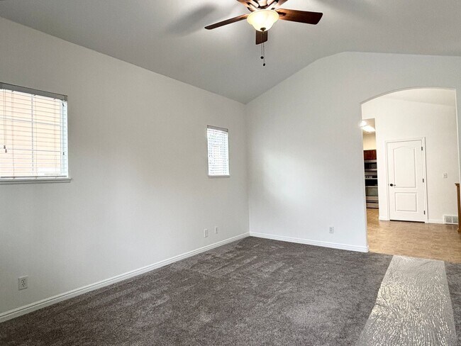 Building Photo - Beautiful Draper Townhome at Bella Monte!