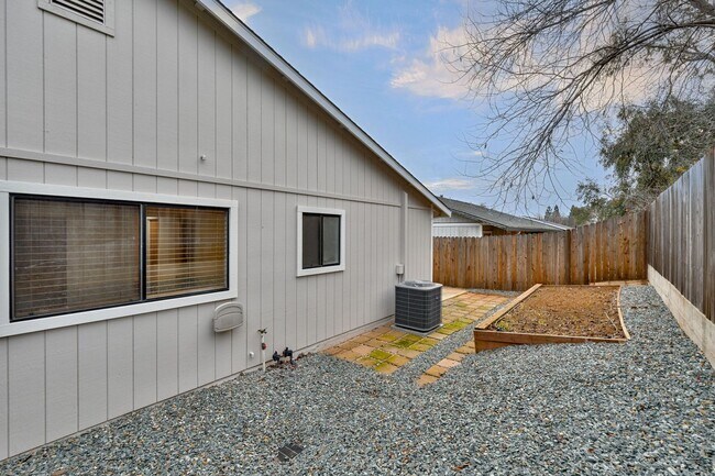 Building Photo - Updated 2 Bed, 2 Bath Duplex with Private Fenced Yard in Rescue!