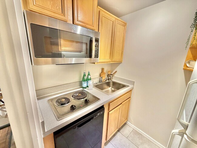 Building Photo - FREE RENT!  Unique Studio in Foggy Bottom with Solarium Near GW University and Hospital. An Excep...