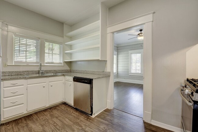 Building Photo - 6bed/3bath House in West Campus