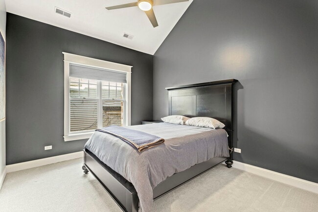 Building Photo - 4322 N Hermitage Ave