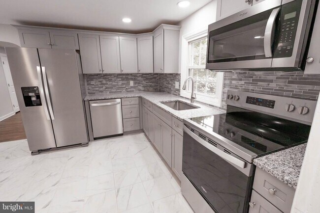 Building Photo - 912 Hilltown Pike